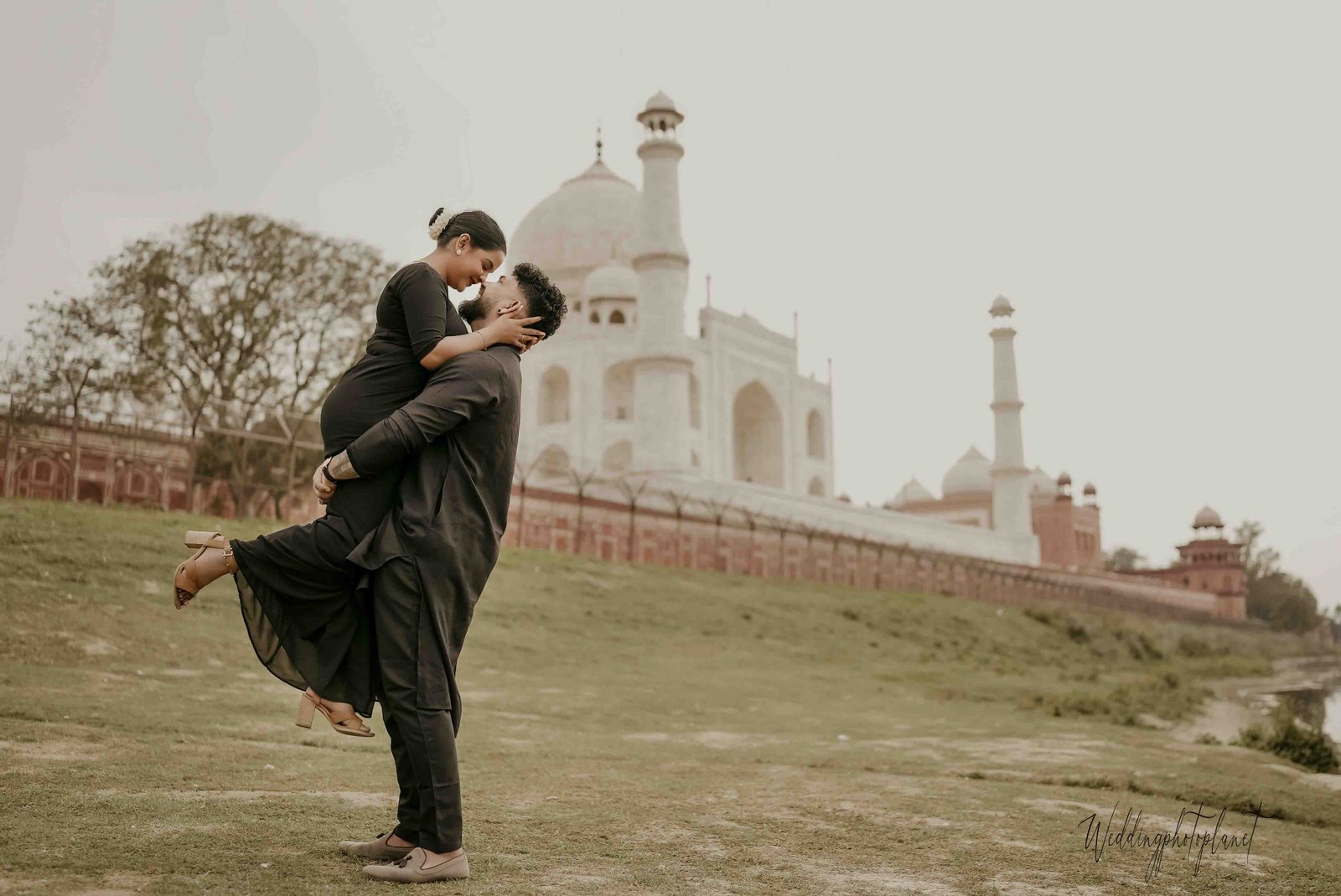 Couple shoot near Taj Mahal